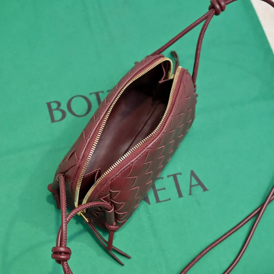 Batch 1260 #Bv The new Concert pouch is the most beautiful and practical mini bag I have ever seen 🎈 The bag body adopts the classic lntrecciato weaving process✅ It is equipped with a leather double-headed zipper, the opening is wide, easy to take and put, the shoulder strap knot can be slid to adjust the length freely, that is, 🉑️crossbody/underarm, and can be used as a clutch bag. Small body, large capacity, so practical! The key is that it is extremely versatile! Come and buy this small, exquisite, beautiful and versatile bag 👍 Model: 4258 Size: 18.5*11.5*8.5
